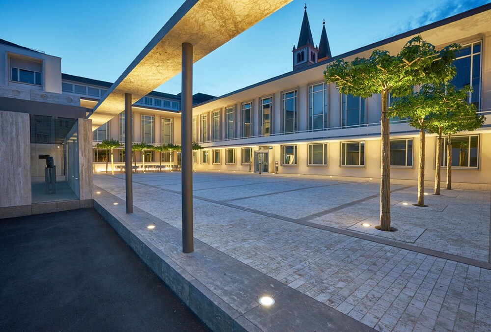 Hotelfassade am Abend/bei Nacht