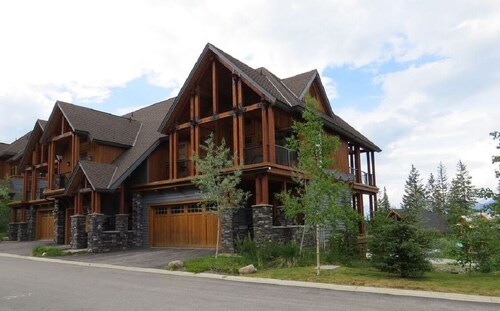 Ski-In Ski-Out, Private Hot Tub, Spacious End Unit, Panoramic View