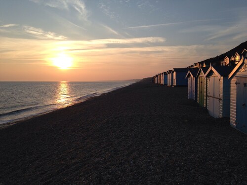 Beaches Studio is in a Fabulous Location with Views to the Shingle Bank and Iow