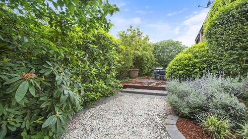 Lush Green Hideaway - two min stroll to beach
