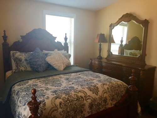 *Overlook, Spacious Rustic Hideout + Large Deck for Entertaining Friends & Fam