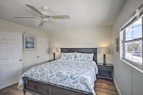 Beachfront enjoy sunsets, close to pier, shopping and restaurants