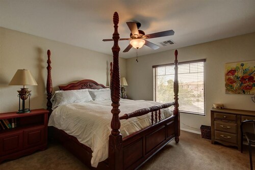 Big Backyard Pool and BBQ, 5 bedroom, 3 bathrooms, 3735 sqft