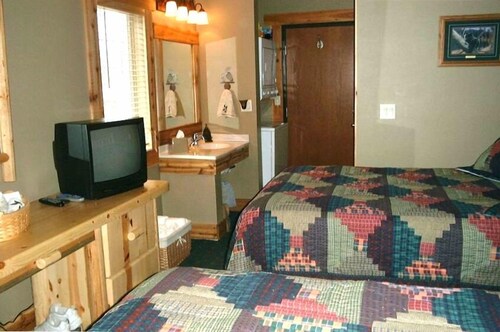 Yellowstone Riverfront Cabin, pour 9 personnes, entre 171 et 325 USD / 300 verges à Yellowstone