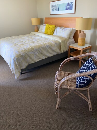 OCEANSIDE APARTMENT. Bottle of wine on arrival.