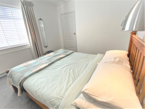 Sandpiper - sea views and seconds from the beach