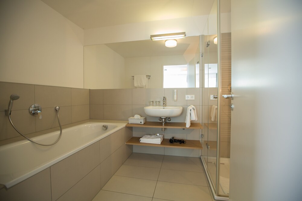 Badezimmer (Deluxe-Apartment, 2 Schlafzimmer, Gartenblick)