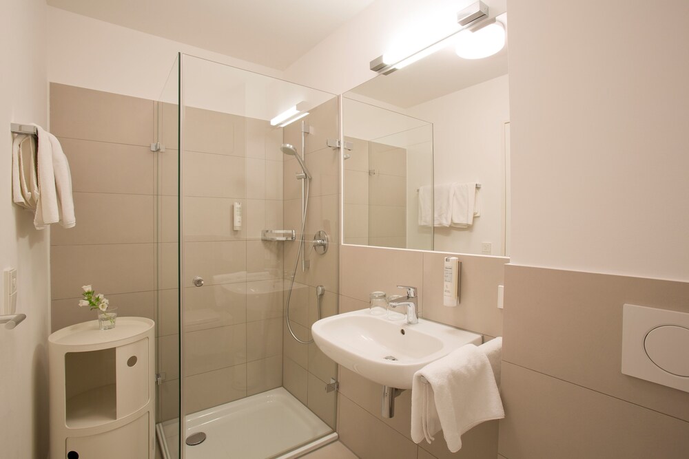 Badezimmer (Deluxe-Apartment, 2 Schlafzimmer, Gartenblick)