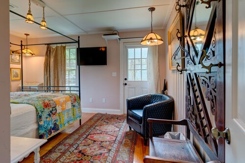 Quaint getaway w/ a full kitchen & lush yard - close to the beach & downtown