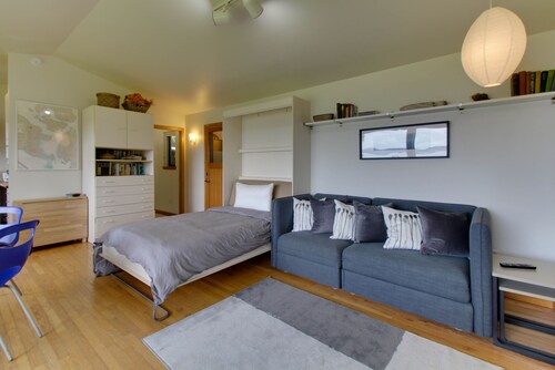 Cozy cabin with peaceful atmosphere, breathtaking ocean views moments from beach