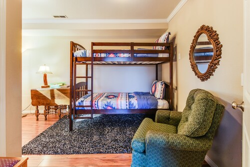 Spacious, welcoming lakefront home with two kayaks & peaceful surroundings!