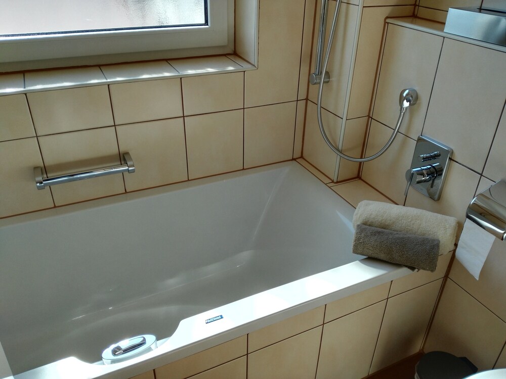 Badewanne (Luxury-Maisonette, 2 Queen-Betten, Nichtraucher)