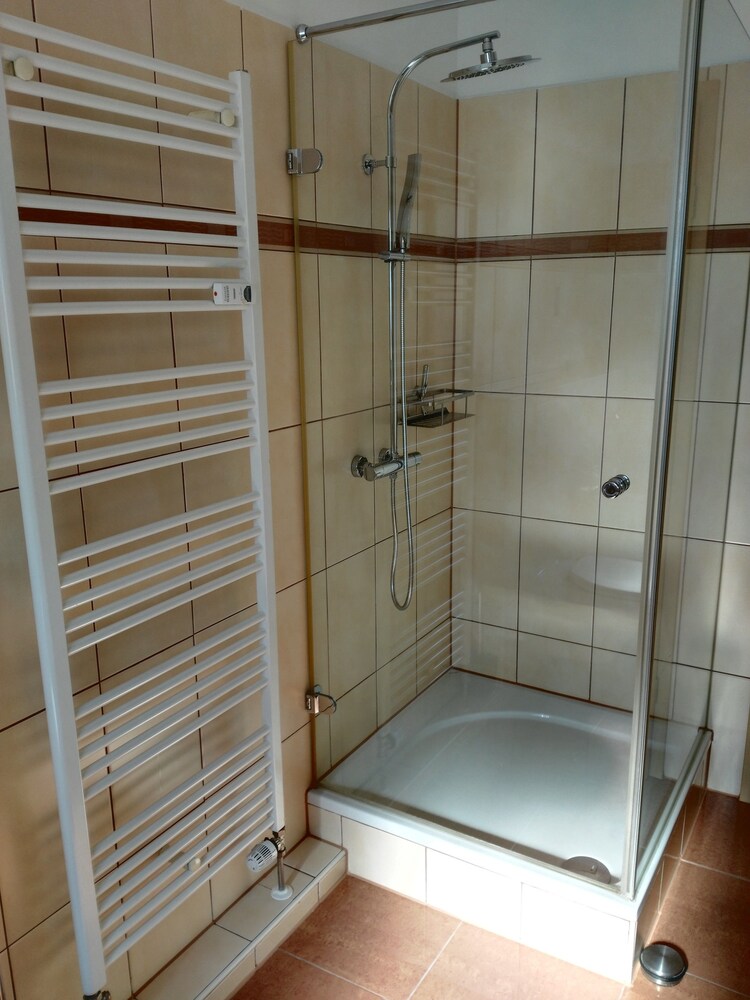 Dusche im Bad (Luxury-Maisonette, 2 Queen-Betten, Nichtraucher)