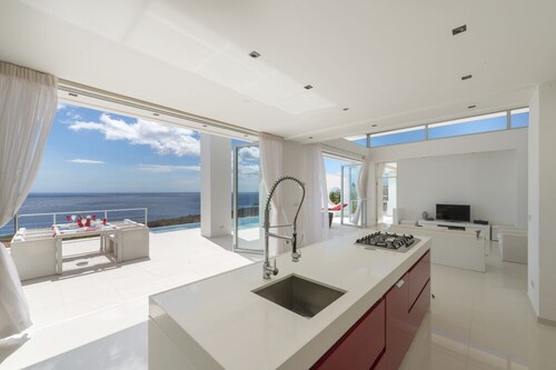 Moderne Villa am Rand einer Klippe mit spektakulärem Blick auf das Azure Meer