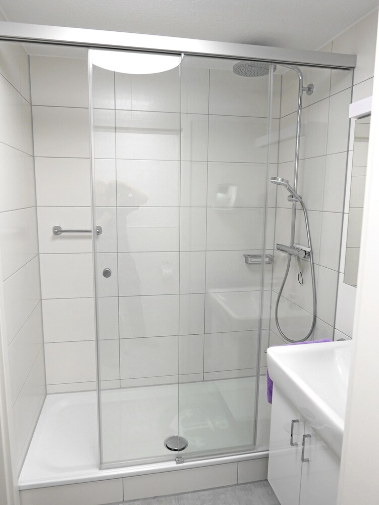 Dusche im Bad (Apartment, 1 Schlafzimmer, Kochnische, Meerblick)