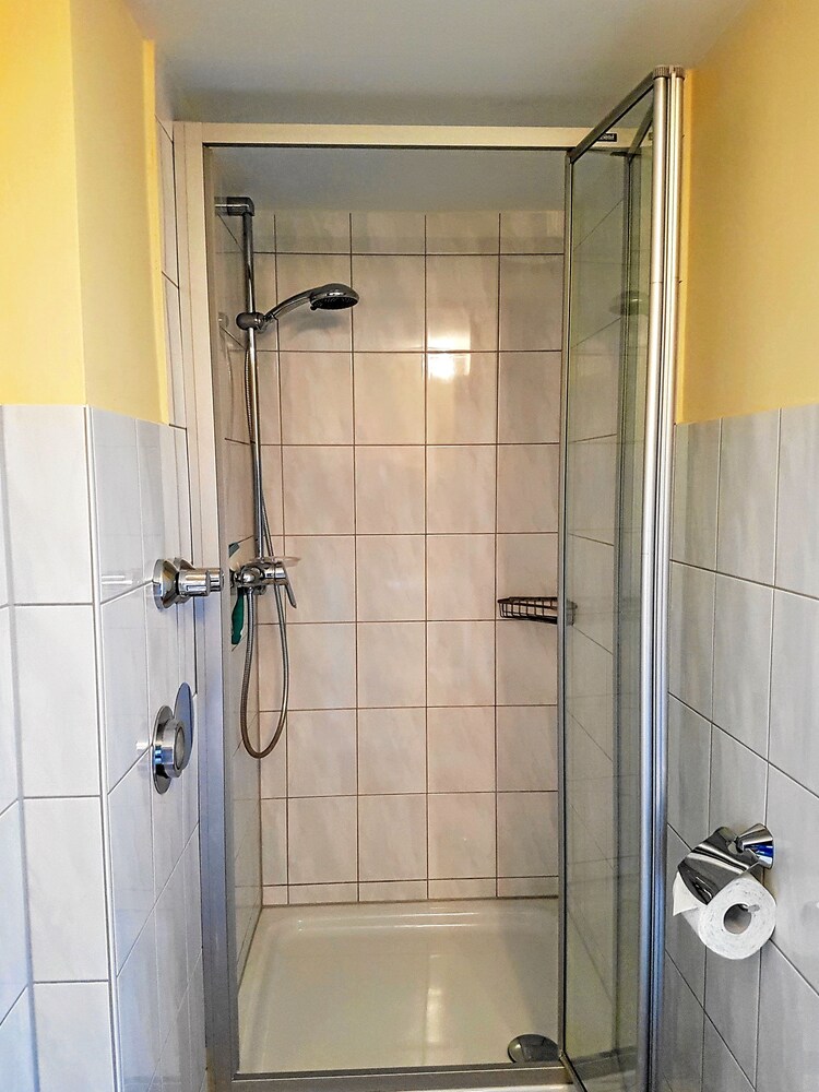 Dusche im Bad (Apartment, 1 Schlafzimmer, Nichtraucher, Terrasse)