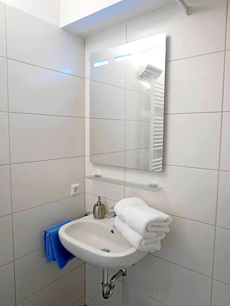 Waschbecken im Bad (Basic-Apartment, 1 Schlafzimmer, Nichtraucher, Kochnische)