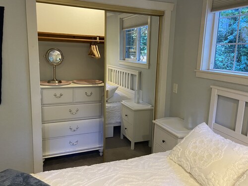 Gorgeous Dog-Friendly Mountain House & Cottage, Hot Tub, New Kitchen