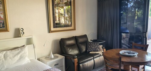 Comfy self contained home studio suite with pool, great location Smithfield
