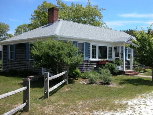 Beautiful 3 Bedroom + Den Cottage Just a few minute drive to Beach