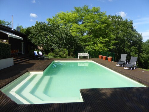 Grande maison de 4 chambres, 2 salles de bain avec grande piscine privée chauffée.