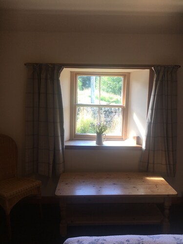 Unique rustic cottage, amazing views of wild places. Family and pet friendly