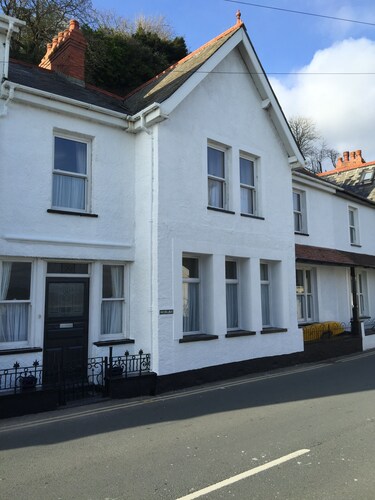 Large 5 Bedroom Sea Front Family Home in Aberdovey Village which sleeps 11.