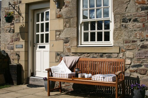 Spacious stone cottage, sleeps 6 with private garden. Short walk to the beach