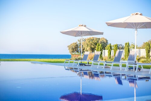 Prime Beach Front Luxury Villa with Private Tennis Court and 90m2 Infinity Pool