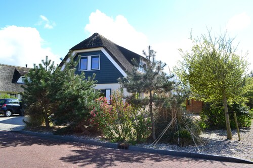 Reetgedeckte Luxusvilla mit Sauna Solarium und Internet in Strandnähe