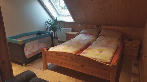 Die FeWo befindet sich in einem alleinstehendem Haus in sehr ruhiger Lage.