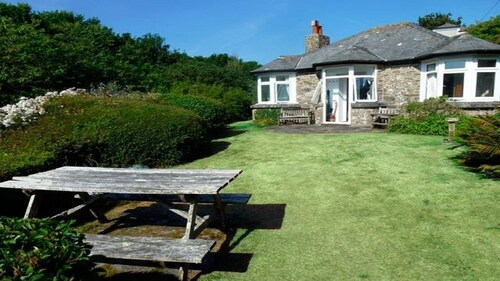 A Hidden Gem -- Cornish Cottage with Private Shared Valley and Beach - REDUCTION