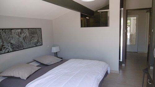 "LA MAISON SOUS LES CHENES" AV PISCINE CONTEMPORAINE A DOUBLE BASSIN