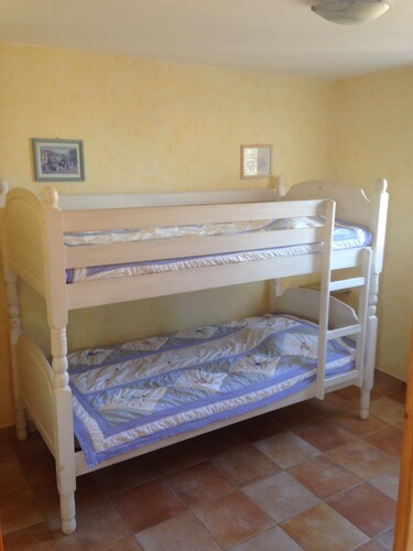 MANOSQUE Maison avec pôutres apparentes, quartier calme, excentré ville