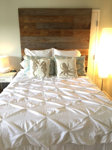Beautiful Condo Steps from the Beach with Lovely Large Patio.