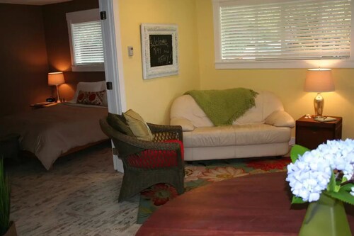 the Beach Suite on Lemolo! CLEAN & PRIVATE ... getaway & relax without fear.