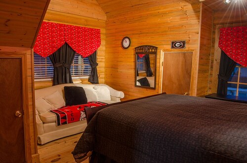 Log Home located on Clark Hill/Strom Thurmond Lake with Dock. Pet Friendly