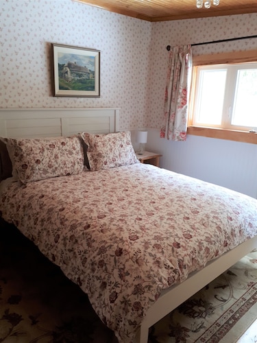 Experience Peace And Tranquility At Charming Cottage In Small Fishing Community.