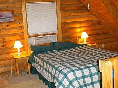 Beautiful Log Chalet ...Hot Tub on Deck...Secluded..Near Luray