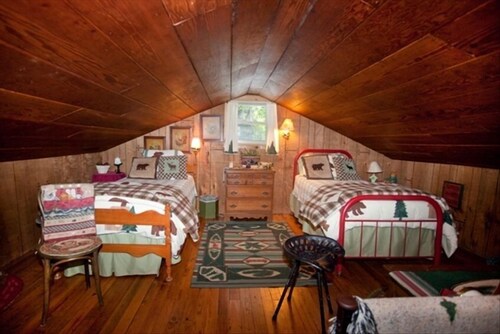 Rustic Chestnut Log Cabin Near Mt Pisgah