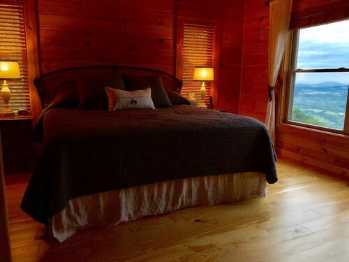 Large, Stunning Cabin with Breathtaking View of Piedmont, Pilot Mountain