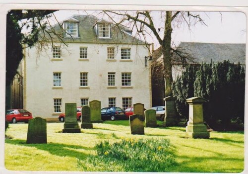 A light & spacious flat, overlooking ruins of Kelso Abbey, close to town centre.