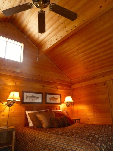 Charming storybook 1940's Cabin Located In The Heart Of Grand Lake Village