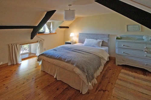 Traditional detached cottage in idyllic location beside tidal inlet and ¼ mile…