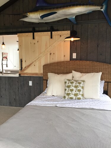 "Sea Gypsy" Waterfront newly renovated, beautiful views, dock, beach!
