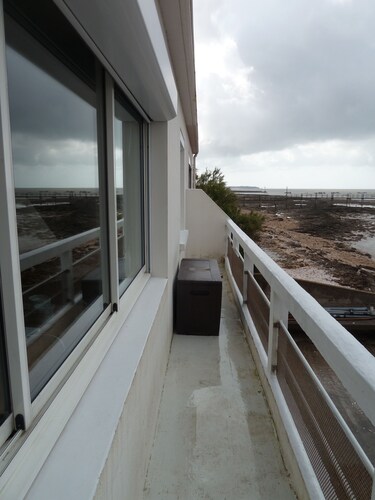 APPARTEMENT VUE MER empli de quiétude et sérennité, face à la baie