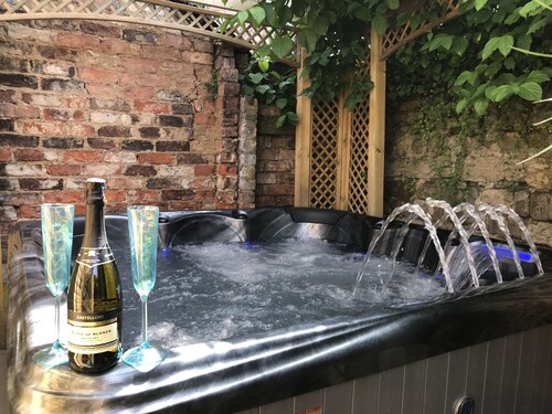 Central townhouse with hot tub jacuzzi bath and 3D TV room