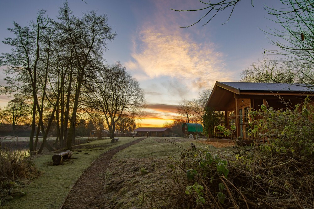 Romantic Cabin, 1 King Bed, Lake View (Bluebell Log Cabin) - Guestroom