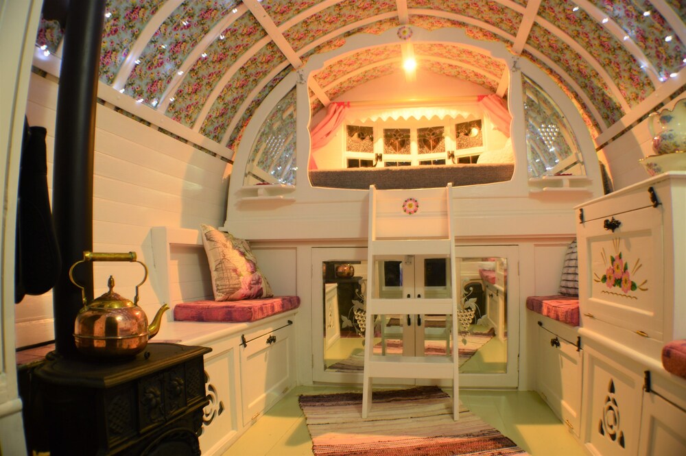 Cabin (Rose Gypsy Wagon) - Guestroom