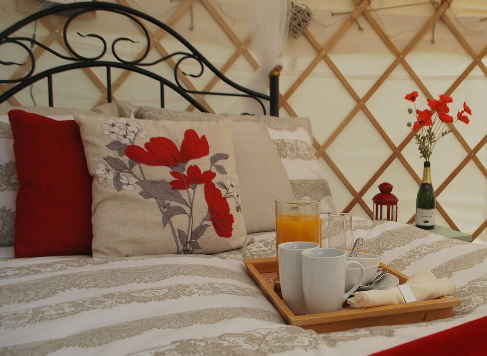 Romantic Tent, 1 Double Bed, Lake View (Poppy Yurt) - Guestroom